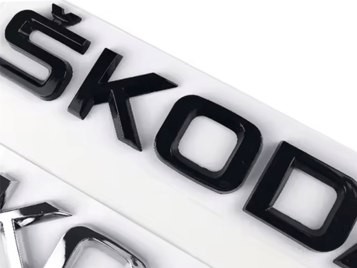 Наклейка-логотип 3D на багажник Skoda черный глянец