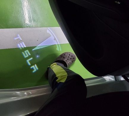 Підсвічування дверей Tesla Model S / Model X / Model 3 з логотипом