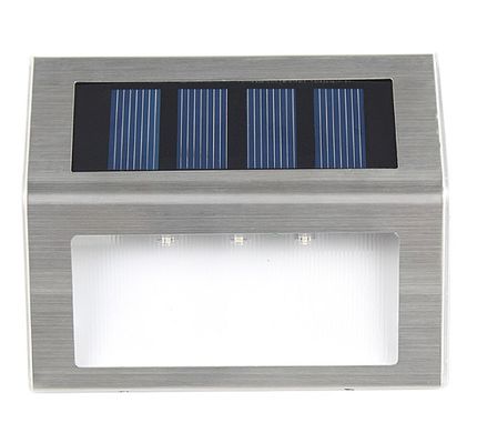Компактний садовий світильник на сонячних батареях