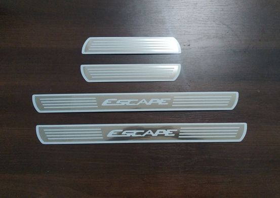 Накладки на пороги Ford Escape с логотипом