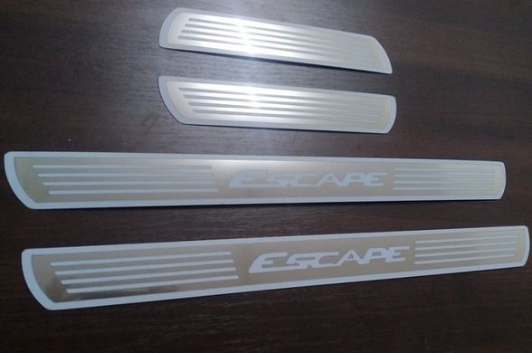 Накладки на пороги Ford Escape с логотипом