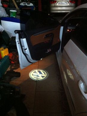 Підсвічування дверей з логотипом авто Фольксваген
