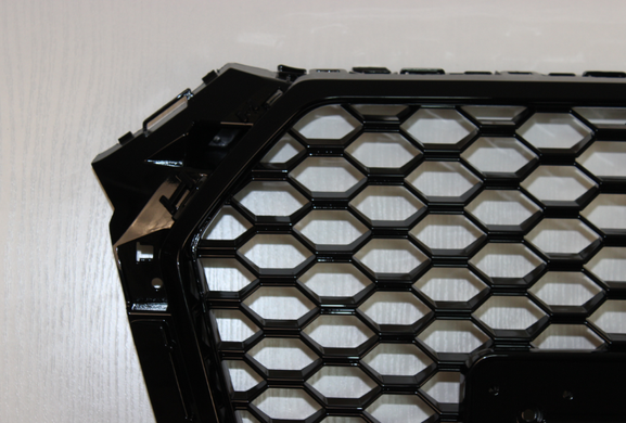 Решетка радиатора Ауди A4 B9 в RS4 стиле, черная + квадро
