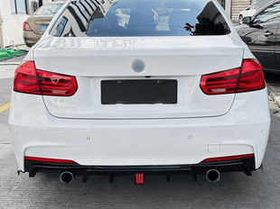 Накладка на задний бампер BMW F30 (2013-2019 г.в.) со стоп-сигналом (под две одинарные выхлопные трубы)